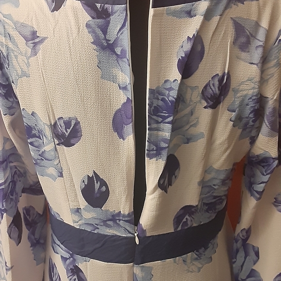 Floral V-neck Maxidress - Picture 8 of 8